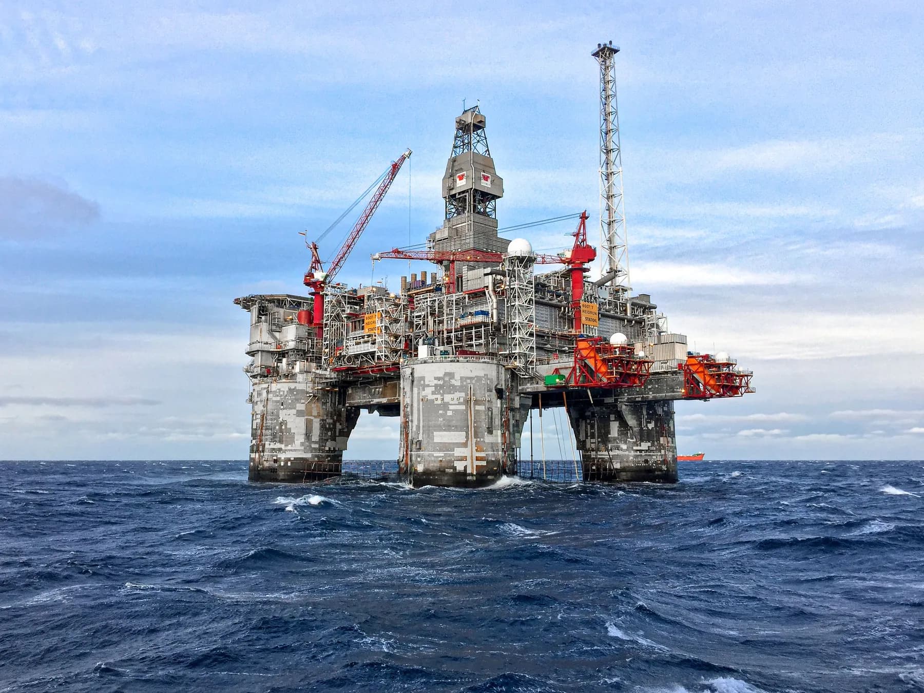 Una plataforma petrolera costa afuera en mar agitado