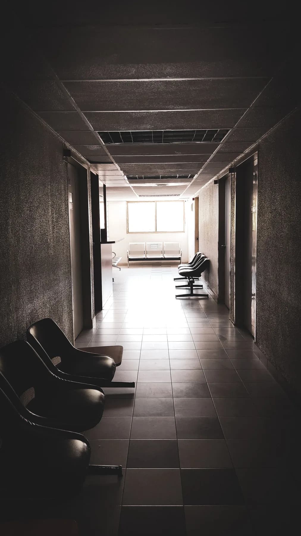 Un pasillo de hospital vacío