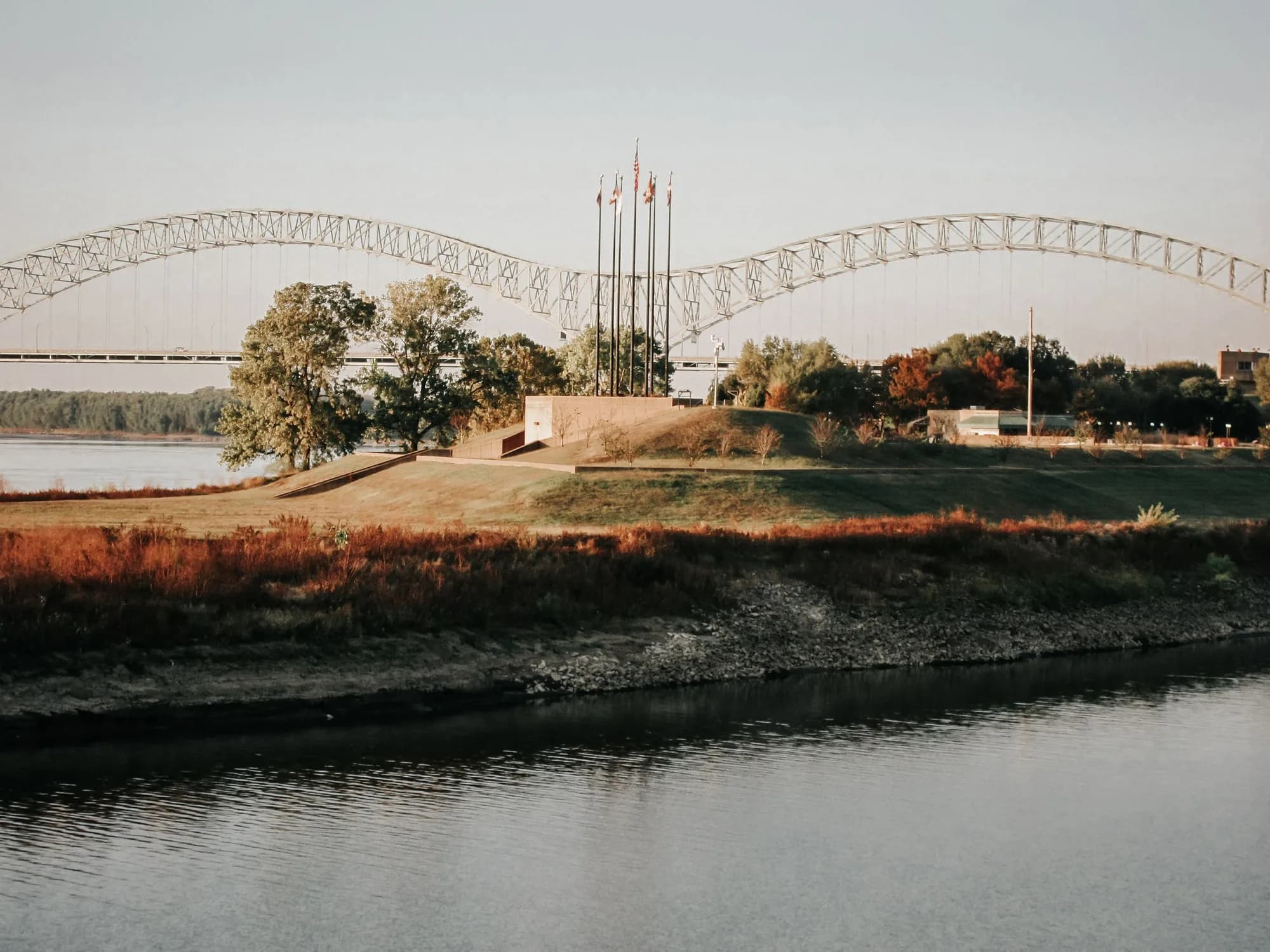 El puente Hernando de Soto sobre el río Misisipi en Memphis