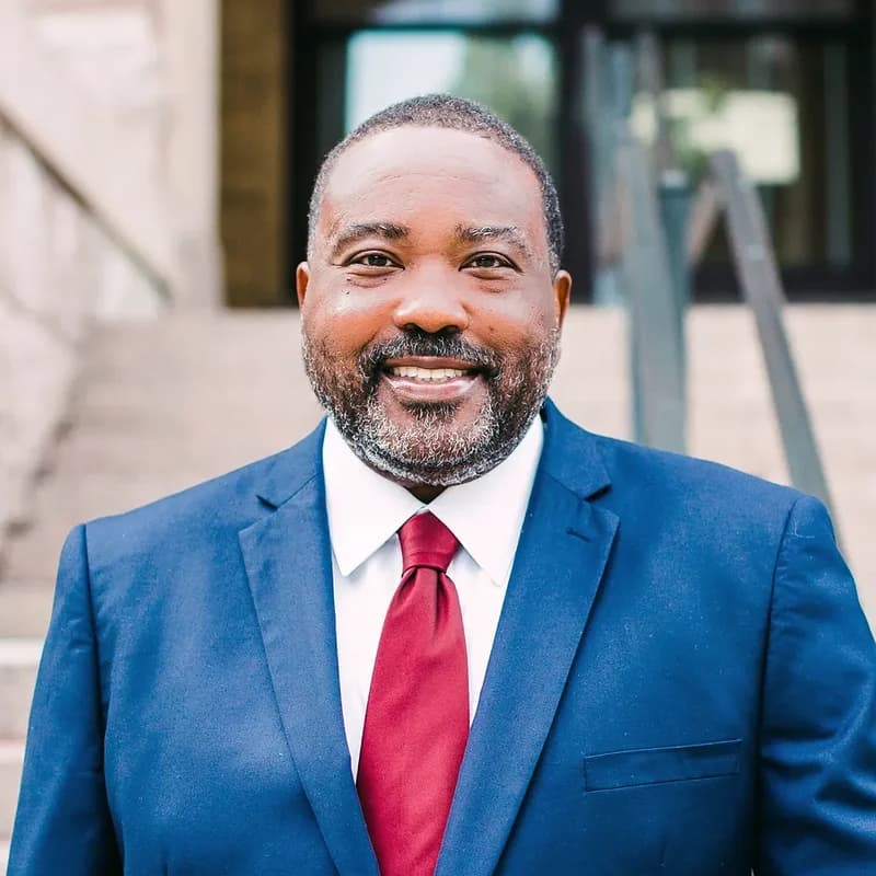 Andre Thomas — Abogado Fundador